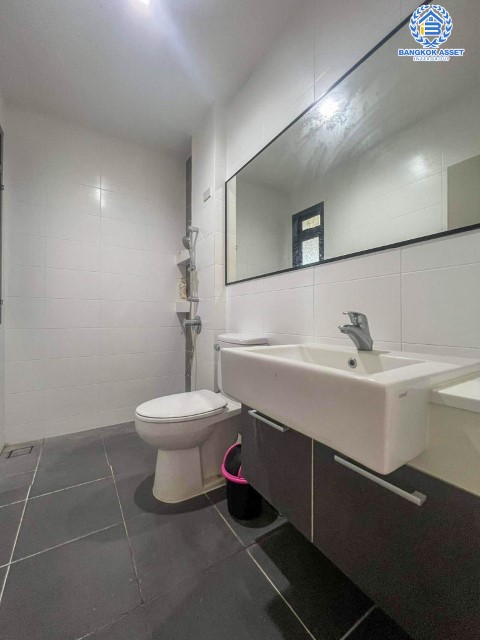 *****บ้านเดี่ยวมือสองย่านกรุงเทพฯ ม.ไลฟ์บางกอกบูเลอวาร์ด รามอินทรา เนื้อที่กว้างขวางเกือบ 65 ตร.ว. ฟังก์ชัน 4 ห้องนอน 4 ห้องน้ำ ที่จอดรถ 2 คัน บนทำเลแห่งการเดินทาง ใกล้รถไฟฟ้าสายสีชมพู "สถานีนพรัตนราชธานี" และทางด่วน "พระราม2-กาญจนาภิเษก"